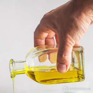 Наливаем масло