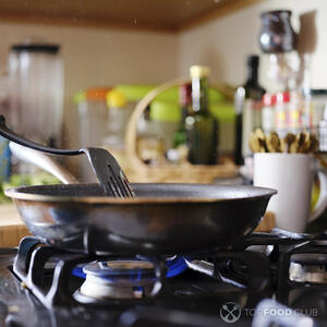 мешать в сковороде