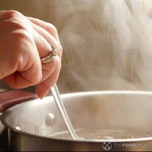 Перемешать готовый борщ