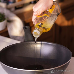 Наливаем масло