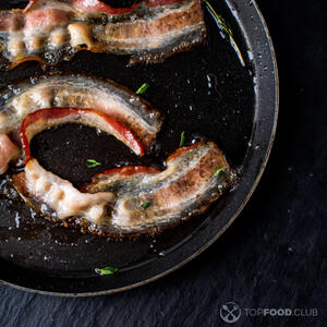 Бекон на сковороде