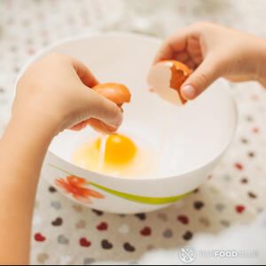 Разбить яйца в миску