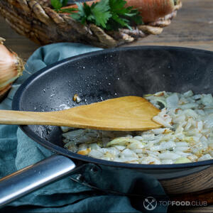 Обжарить лук до золотистости