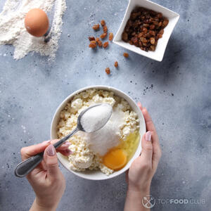 смешать творог изюм