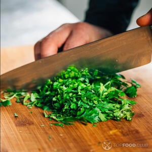 Мелко нарезать петрушку