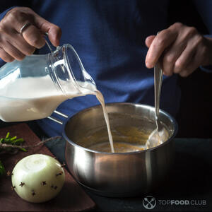 Добавляйте молоко в сливочную массу