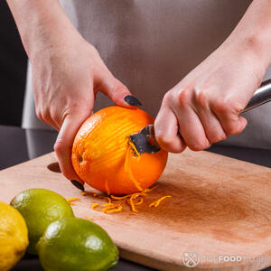 Снимаем цедру