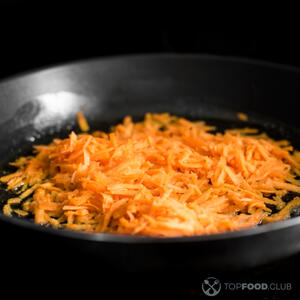 Обжарьте морковь