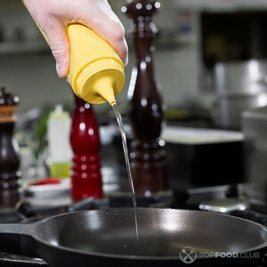 Наливаем масло