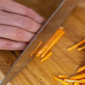 Режем морковь