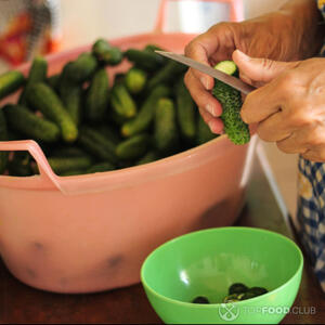 Отрезаем кончики огурцов