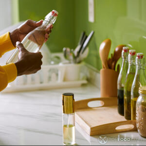 Наливаем уксус