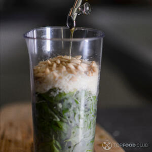 Налейте оливковое масло