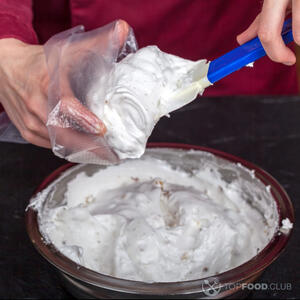 Наполните кондитерский мешок