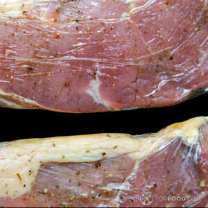 Пищевая пленка на мясе