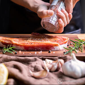 Приправьте мясо