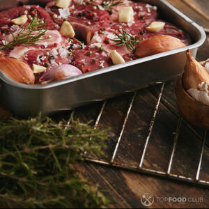 Мясо маринуется