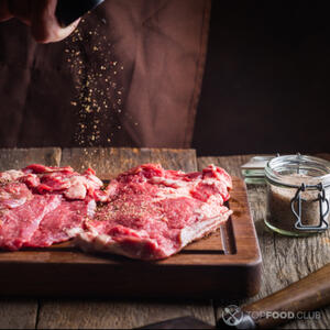 Приправьте мясо