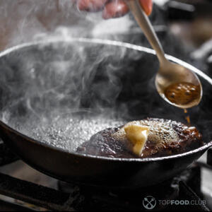 Ложкой полейте стейк расплавленным маслом