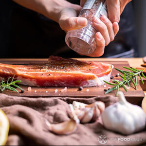 Приправьте мясо