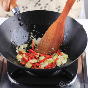обжаривайте лук, сладкий перец и острый перец, помешивая, в течение 2 минут, до мягкости.