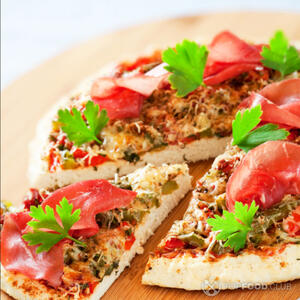 Подавайте блюдо горячим, украсив ломтиками помидоров черри, нарезанной петрушкой