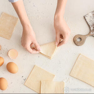 Сделайте пирожки любой формы, хорошо защепив края.