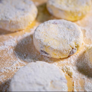 сформируйте сырники с изюмом