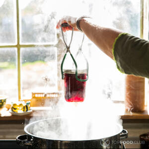 Поместите банки в кастрюлю с кипящей водой