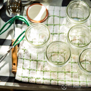 Банки и крышки необходимо стерилизовать