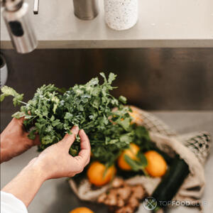 Помойте кинзу