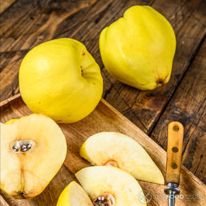 Нарежьте айву на небольшие кусочки