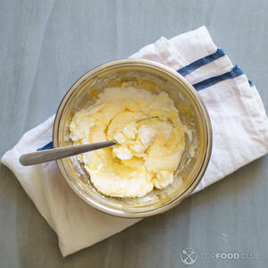 смешать масло и сахар