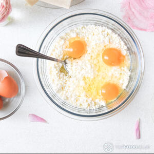 Добавьте яйца