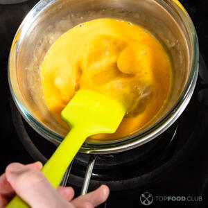  Поставьте миску с желтками на водяную баню 