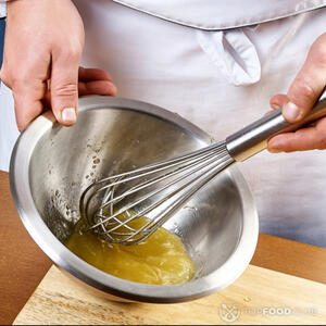 В отдельной глубокой миске взбейте желтки с лимонным соком до образования пены