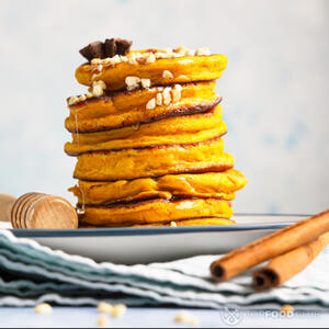 Подавайте готовые тыквенные оладьи с корицей горячими