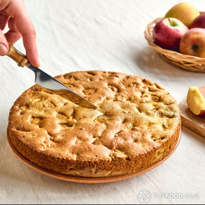 подавайте шарлотку горячей