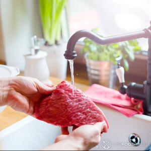 Помойте мясо