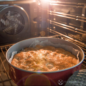  выпекайте шарлотку 30 минут