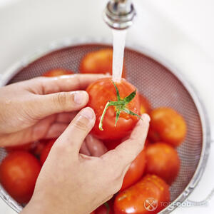 Моем помидоры
