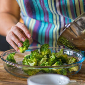 Выкладываем брокколи