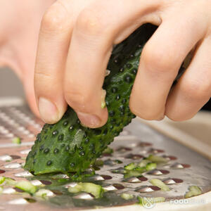 Трем огурец