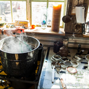 Стерилизуйте паром банки