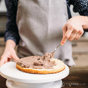 Начинаем намазывать кремом