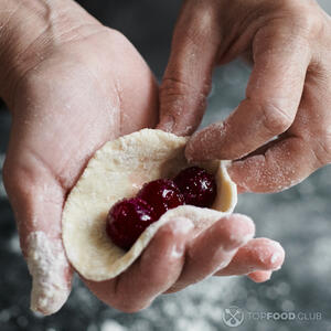 Кладем вишню