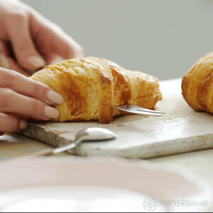 Разрежьте круассан