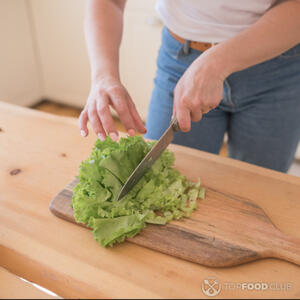 Резать салат