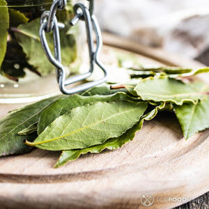 Добавляем лавровый лист