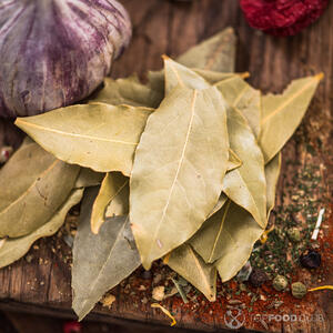 Кладем лавровый лист